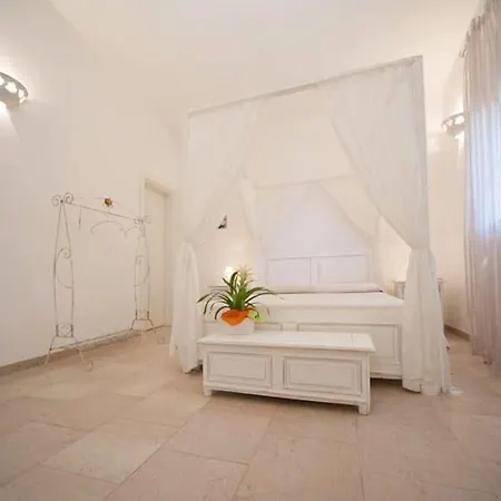 Frühstückspension Antica Masseria Ficazzana - Tenuta 3*